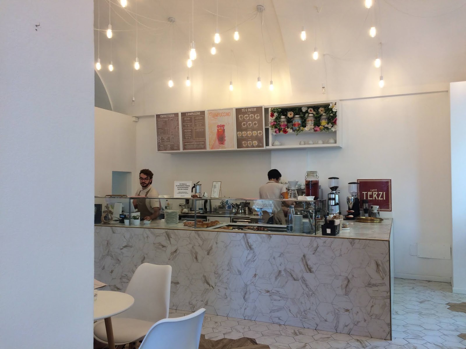 Un Caffe A Bologna Lampadina Cafe Via Barberia 34