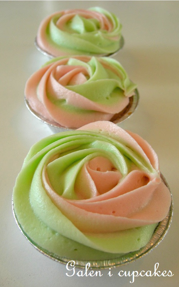 Galen i cupcakes: Tvåfärgad frosting till cupcakes - hur gör man?