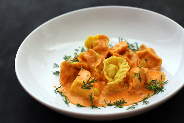 Rezept für selbstgemachte Cappelletti, die besseren Ravioli mit Füllung aus frischem Lachs und Lakritztagetes in cremiger Tomatensauce mit Noilly-Prat und Lakritz-Tagetes #arthurstochterkocht #foodblog #tomatensauce #gefüllte_pasta #tortellini #ravioli #cappelletti #selbermachen #italienische_küche