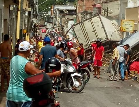 Caminhão desgovernado atinge carro e escola em Palmares; mãe e filho morrem