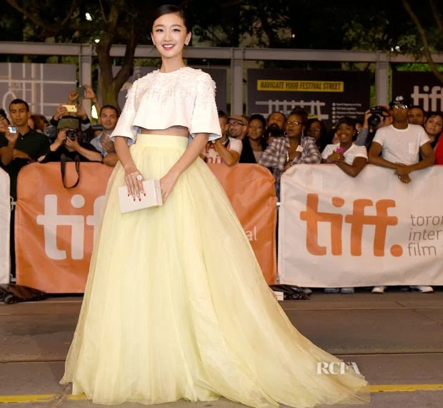 Zhou Dongyu made a sweeping entrance at the premiere of ‘Breakup Buddies’ at the 2014 Toronto International Film Festival, hosted at the Princess of Wales Theatre in Toronto, Canada on Sunday (September 7).
