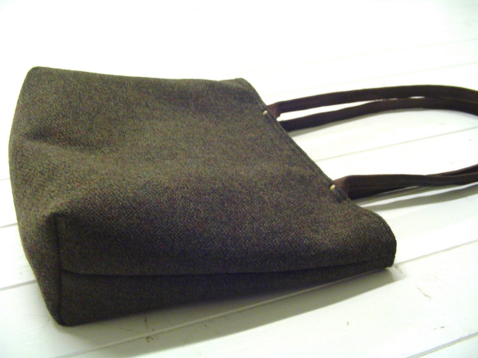 treesizeverse: Wool tote bag with waxed leather handles AW2011-collection
