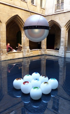 Nuit blanche 2017 – Les yeux grand ouverts – L’œil de Mars – Ikse Maitre - Photo Agence Donner Des Ailes Nuit blanche 2017, nuit blanche, cloitre des billettes, Sas - Agence DDA, La metonymie, ricardo fernandes, sas, science art societe, mars, œil de mars, les yeux grand ouverts, ikse maitre, xavier maitre, art science, art numérique, art cybernétique, ismail et julien, ismail konate, julien kozlowski, conception, design, scène, citoyenneté, menuiserie, agence donner des ailes, dda, agence dda, juko access, juko concept, event design, designer d’événement, bureau d’étude et de conception, conception 3D, , scénographie, makeover, space makeover, muséographie, expographie, aménagement, bois, menuiserie, art, art contemporain, asd sx 290, dxr 12, dxs 15.