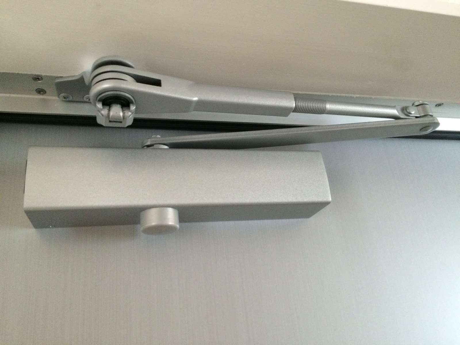 holly tunes 梅雨時期ならでは？ドアクローザーが効かなくなった話