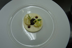 Kochkunst im Dallmayr Restaurant & Sterneküche mit Petersilienwurzel, Kerbelknolle und Kaviar des Feldes        