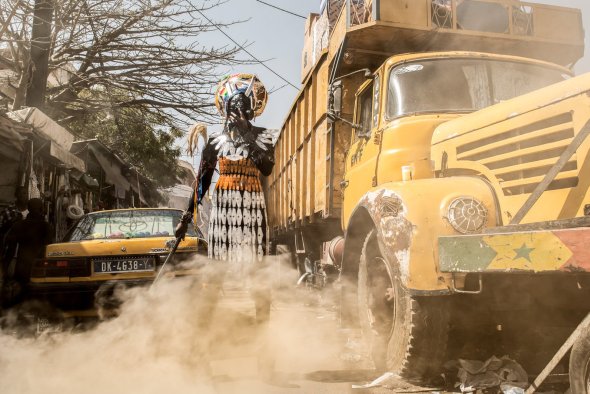 As surreais fotografias de uma África em crise ecológica de Fabrice Monteiro e Jah Gal Fotógrafo Fabrice Monteiro e fashion designer Jah Gal - The Prophecy arte fotografia surreal lixo ecologia distopia