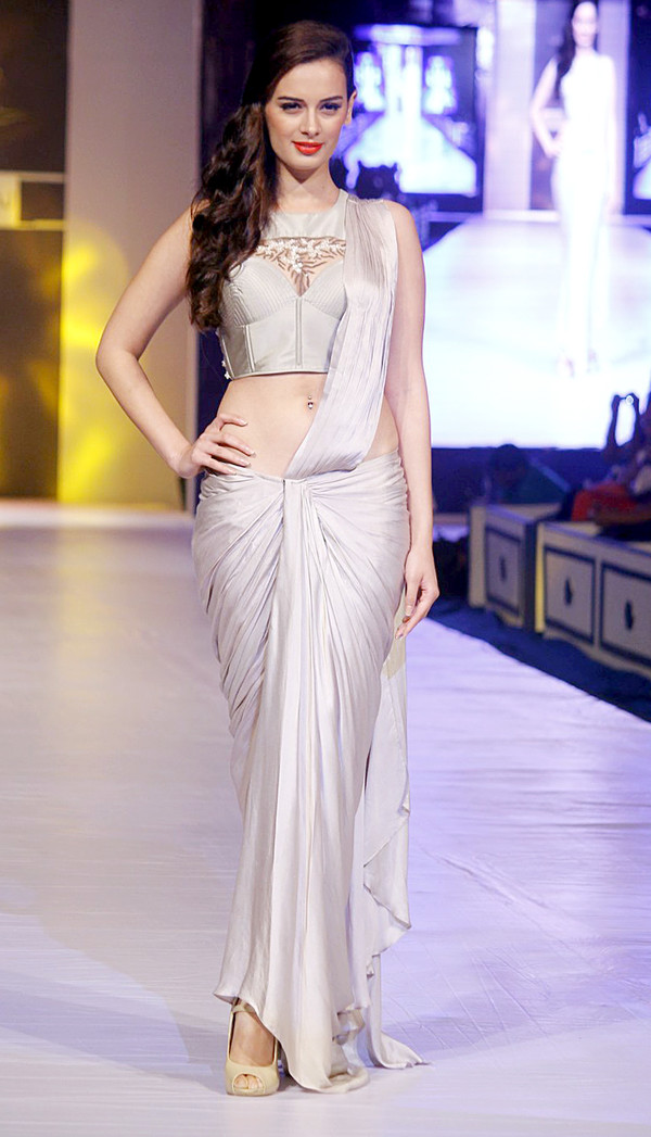 Evelyn Sharma Hot Navel Show Photos - Hot Blog Photos