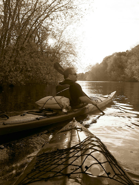 A kayak trip on the flooded Concord River in Massachusetts https://cwkayaker.blogspot.com/2017/04/touring-river-in-kayak.html