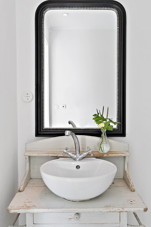 baño estilo nordico muebles vintage decoracion nordica escandinavo blanco muebles recuperados espejo lavamanos interiorista barcelona alquimia deco