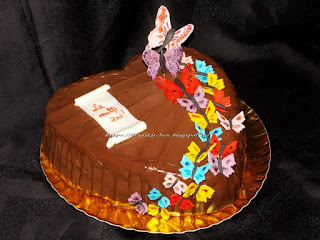 Tort de ciocolata cu fluturi colorati