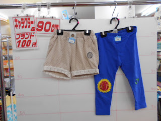 １００円子供服90㎝のショートパンツと青いパンツ(花)