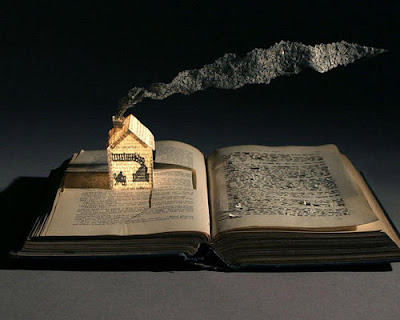 Escultura con papel y libros