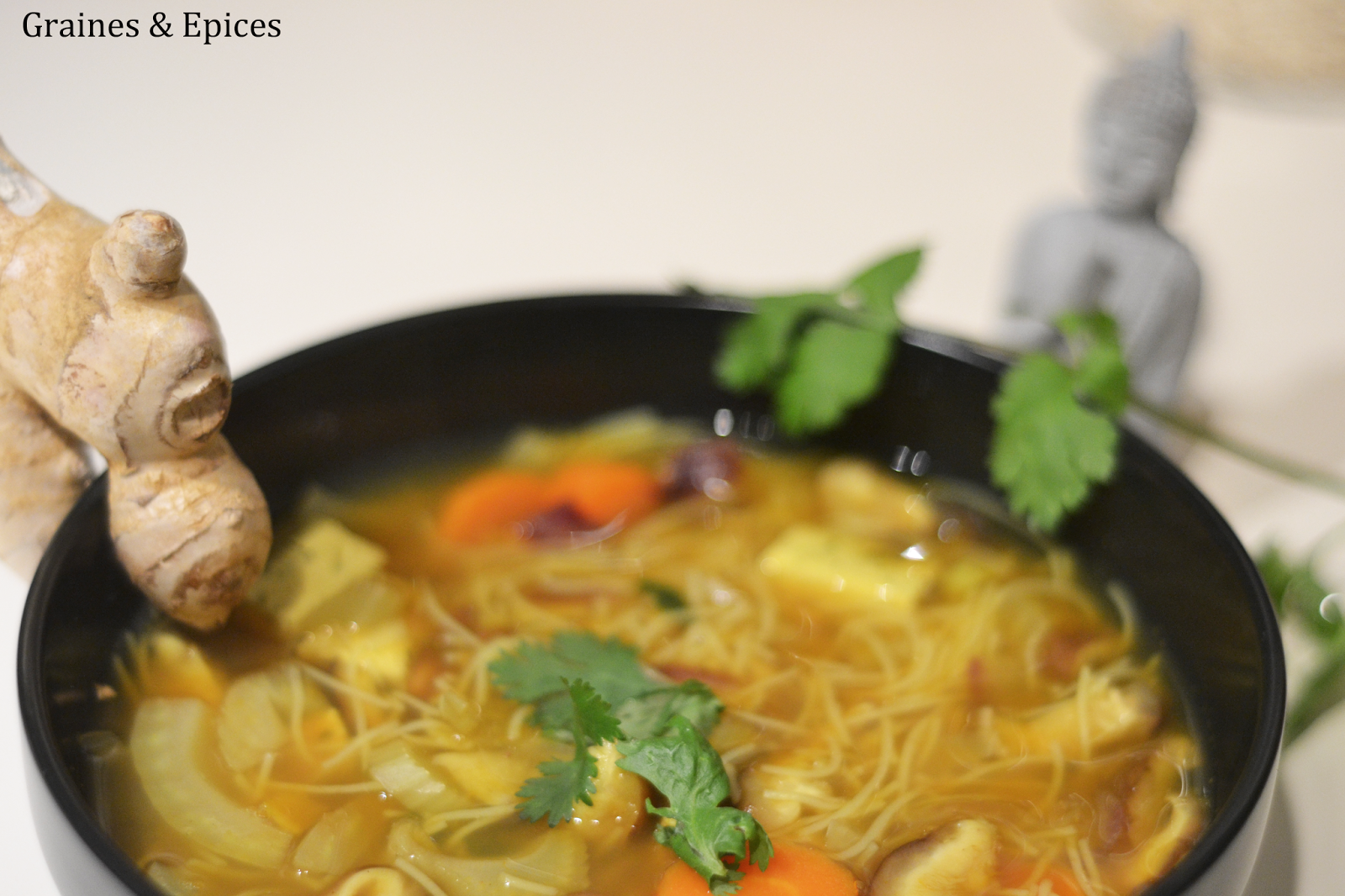 Soupe thaï aux vermicelles de riz, tofu aux herbes & légumes