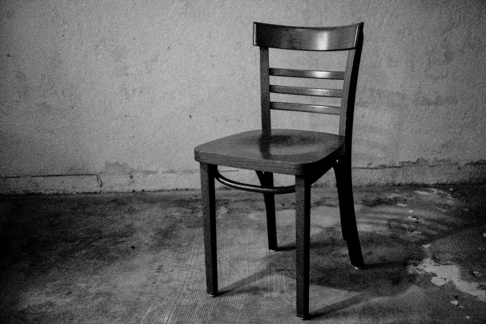 Кинуть стул. Стул в пустой комнате. Стул в темной комнате. Стул в комнате. Мрачный стул.