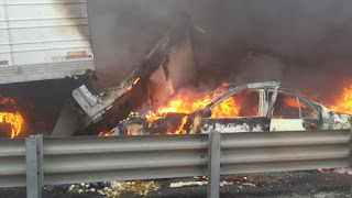Tras carambola se incendian vehiculos en autopista Orizaba-Puebla; tres muertos