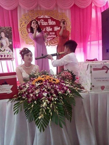 Cap doi om ap, nga ngon tren xe khach dong nguoi - Anh 4