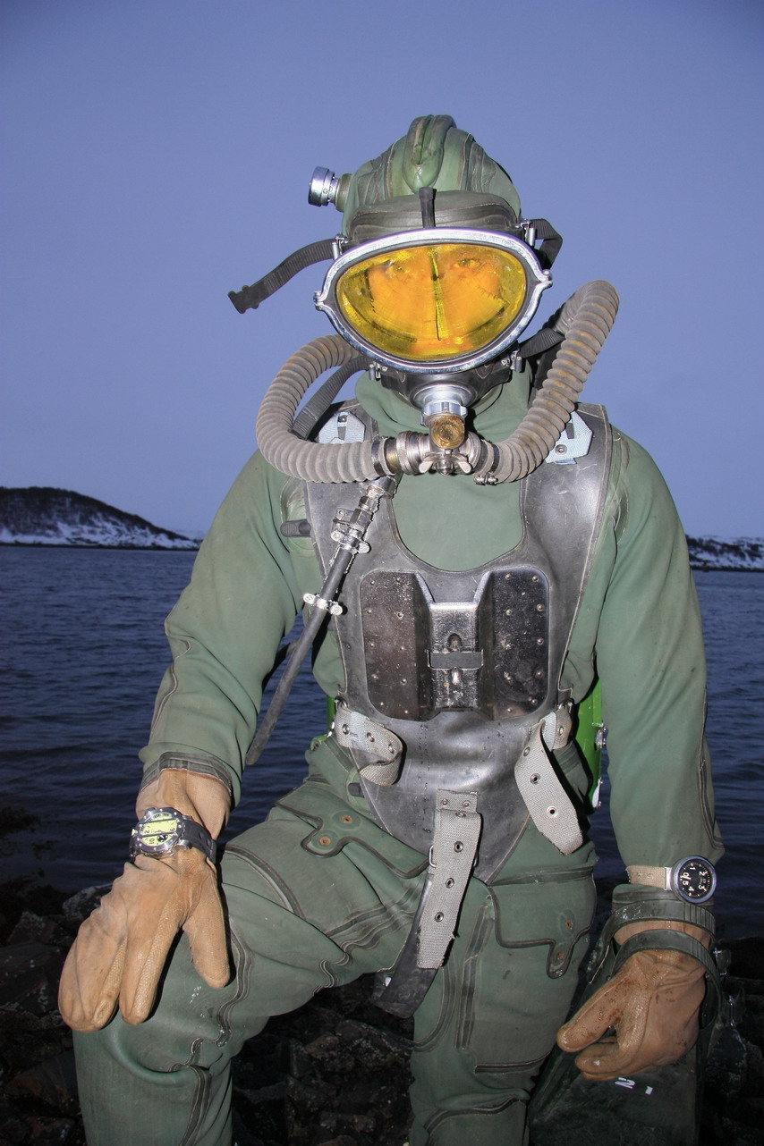 Скафандр погружение. Водолазное снаряжение Скуба. Глубоководный водолазный костюм. Водолазный костюм New Suit HS-1200. Скафандр для погружения.