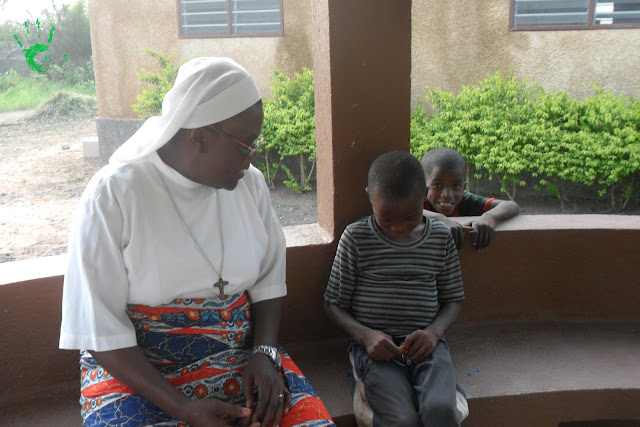 I bambini della Missione in Togo preparano le coroncine per il battesimo