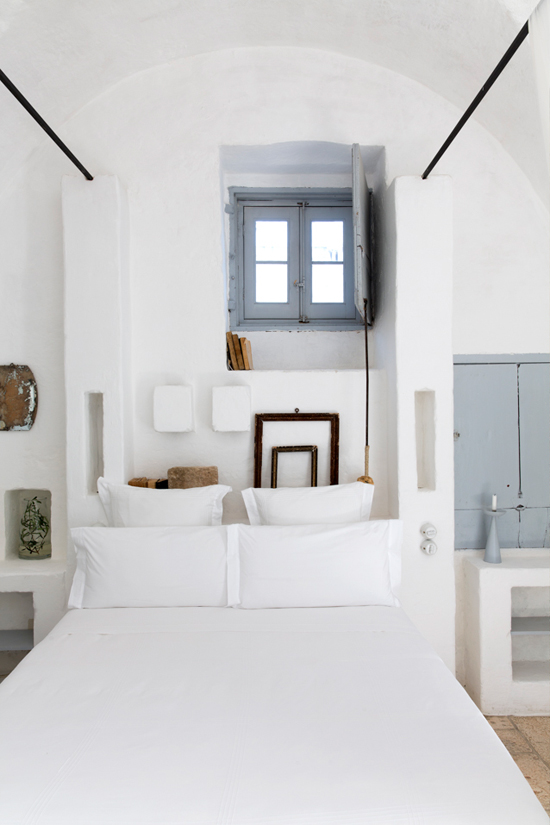 Built in bed and light blue gray windows on a white canvas. Photo by Romain Richard.
