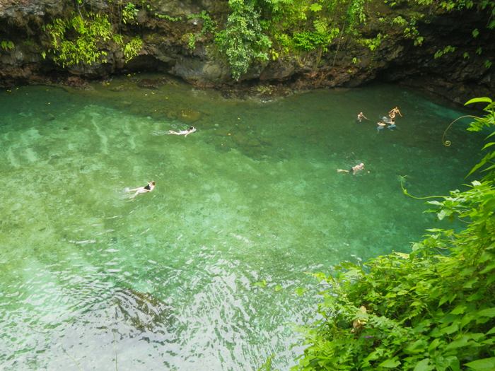 Independent State of Samoa - an island nation located in the South Pacific Ocean. For tourists who love to spend time after study has interesting corners of our planet, here is a great place. Get even, for example, is a picturesque little lake called the To Sua Ocean Trench, located near the National Park in the village of lotus-eaters.