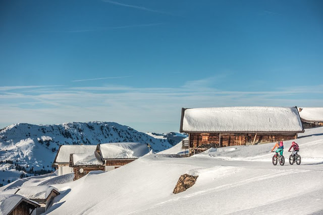 Idyllisches Winterbiken