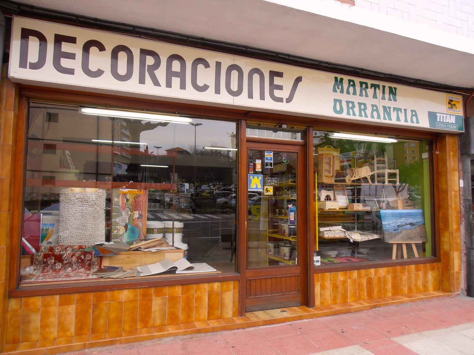 Decora tu hogar: Mueble acabado en plata