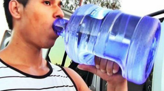 Pria Ini Minum  1 Galon  Air  Selama 30 Hari Hasilnya 