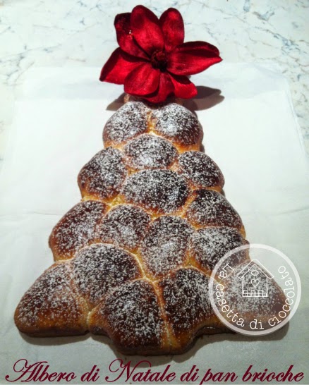 albero di natale di pan brioche ripieno di nutella