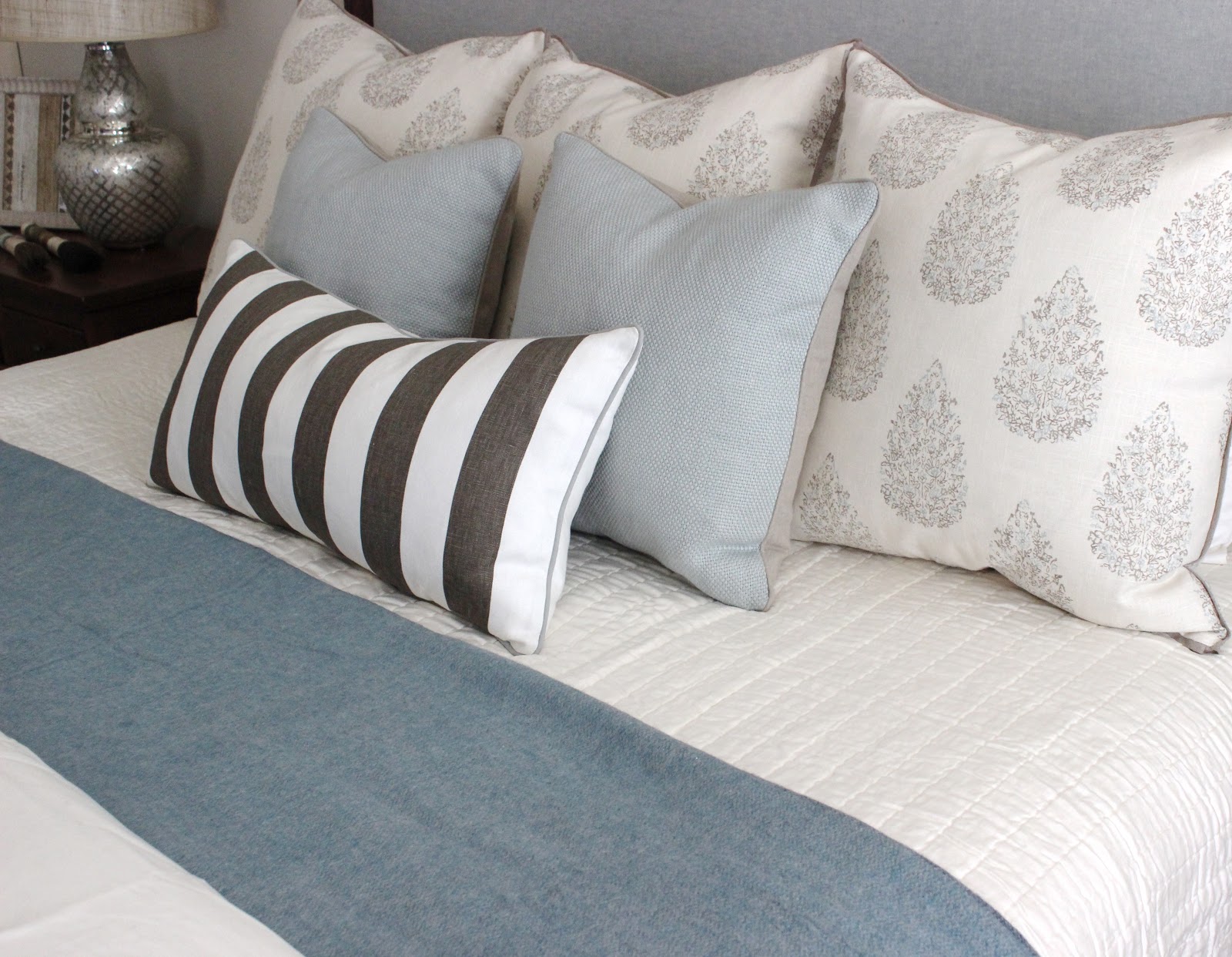 Кровать в стиле подушки тканевые