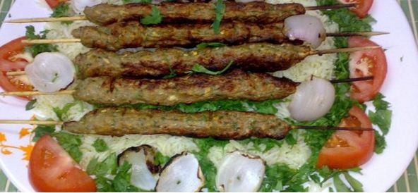 عمل كفتة الفراخ المشوية على السيخ بنكهة الفحم