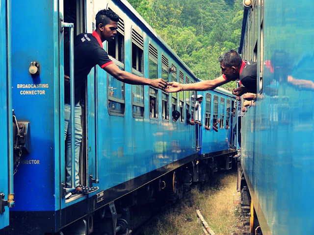 Co trzeba wiedzieć o podróży pociągiem na trasie z Kandy do Ella na Sri Lance? Jak kupić bilety? Czy da się zarezerwować miejscówki? A w końcu którą klasą podróżować? 