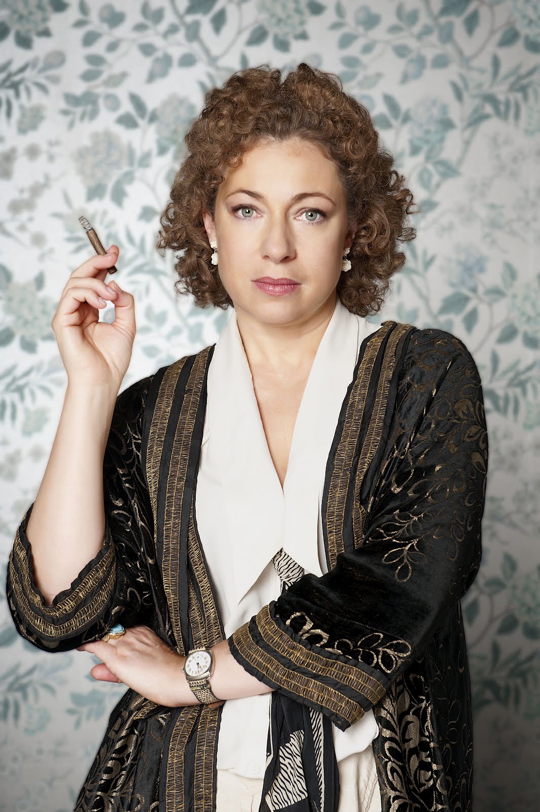 http://2.bp.blogspot.com/-97fZOa4lrGQ/UGG1hHvGZ3I/AAAAAAAALX0/BggJo9zHGwo/s1600/Alex_Kingston_teaser.jpg