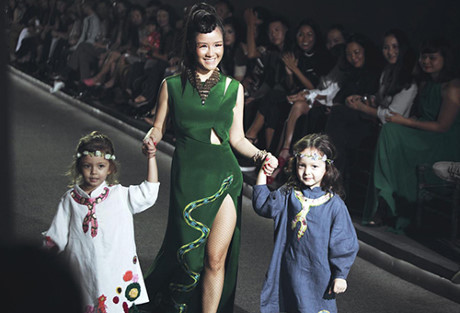 Sao Việt rộ mốt mang con lên sàn diễn thời trang - Ảnh 4 Sao Viet ro mot mang con len san dien thoi trang - Anh 4