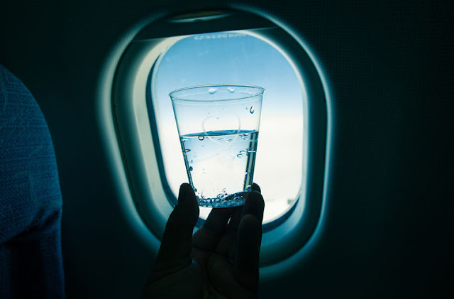 Стюардессы назвали напиток, который не следует пить в самолете