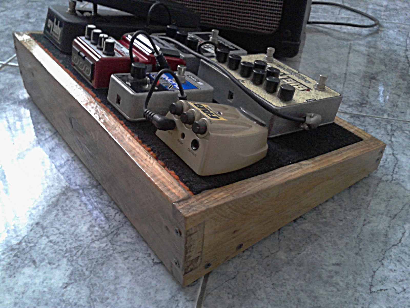 18Volts+ Hazlo Tú Mismo Una sencilla pedalboard con madera de paletas.