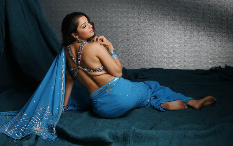 tollywood-actress-nikitha-hot-saree-blou