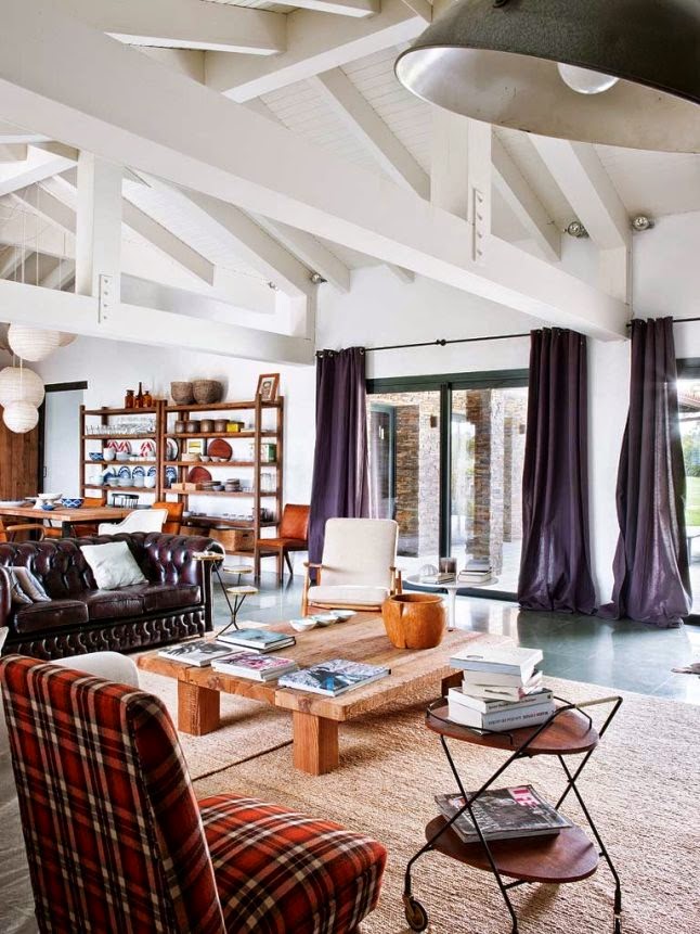 [Interior] Loft en piedra, hierro y madera con piezas vintage y aire