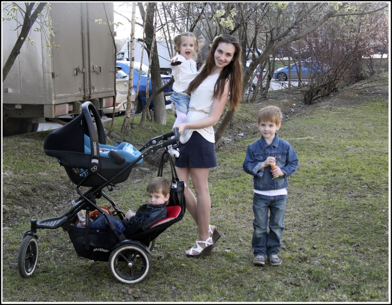 мама детей погодков. трое детей погодок. дочки погодки. мама с погодками в коляске. как справиться с погодками.