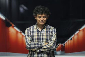 José Manuel Ballester ante su obra Aparcamiento rojo (Madrid).