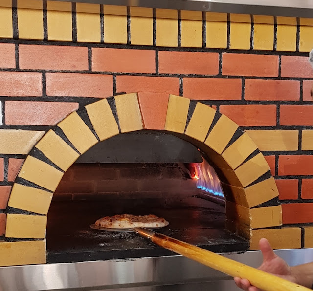 food blogger dubai joory cadi italian arabic live pizza furnace