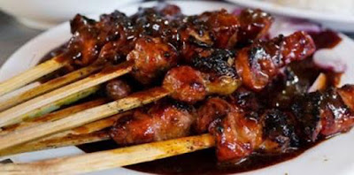 Sejarah Sate Kambing Sejarah  Sate Kambing    Kata "sate" atau "satai" diduga berasal dari bahasa Tamil. Diduga sate diciptakan oleh pedagang makanan jalanan di Jawa sekitar awal abad ke-19, berdasarkan fakta bahwa sate mulai populer sekitar awal abad ke-19 bersamaan dengan semakin banyaknya pendatang dari Arab dan pendatang Muslim Tamil dan Gujarat dari India ke Indonesia. Hal ini pula yang menjadi alasan populernya penggunaan daging kambing dan domba sebagai bahan sate yang disukai oleh warga keturunan Arab. Dalam tradisi Muslim Indonesia, hari raya Idul Adha atau hari raya kurban adalah peristiwa istimewa. Pada hari raya kurban ini daging kurban berlimpah dan dibagikan kepada kaum dhuafa dan miskin. Kebanyakan merayakannya dengan bersama-sama memanggang sate daging kambing, domba, atau sapi.  Teori lain mengusulkan bahwa asal kata sate berasal dari istilah Minnan-Tionghoa sa tae bak yang berarti tiga potong daging. Akan tetapi teori ini diragukan karena secara tradisional sate terdiri atas empat potong daging, bukan tiga. Dan angka empat dianggap bukan angka yang membawa keberuntungan dalam kebudayaan Tionghoa. Warga Tionghoa Indonesia juga mengadopsi dan mengembangkan sate sesuai selera mereka, yaitu sate babi yang disajikan dengan saus nanas atau kecap yang manis dengan tambahan bumbu-bumbu Tionghoa, sehingga sate