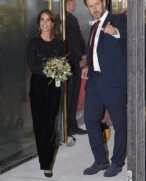 Princess Marie wore Marchesa notte Long-sleeved tops. Generation Love Black Glitter Mesh Long Sleeve Sweater and trousers, gold earrings