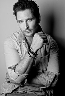 Peter Facinelli. Director of Loosies