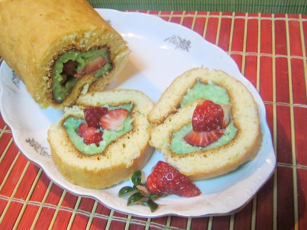 Rulada cu crema de fistic si capsuni