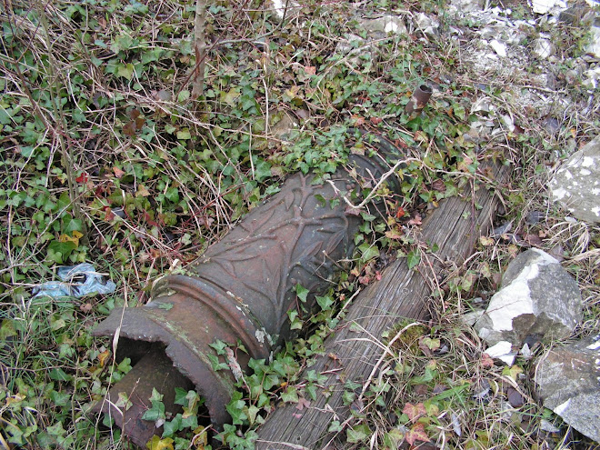 The last Bton tram pole rusts at Amberley, what a waste.