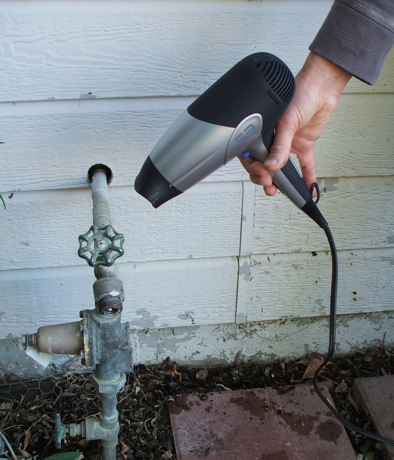 Prevent your pipes from freezing and keep it working during the winter. 