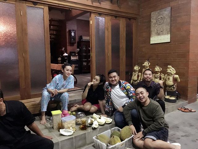 Zaskia Gotik bertemu di rumah Soimah.