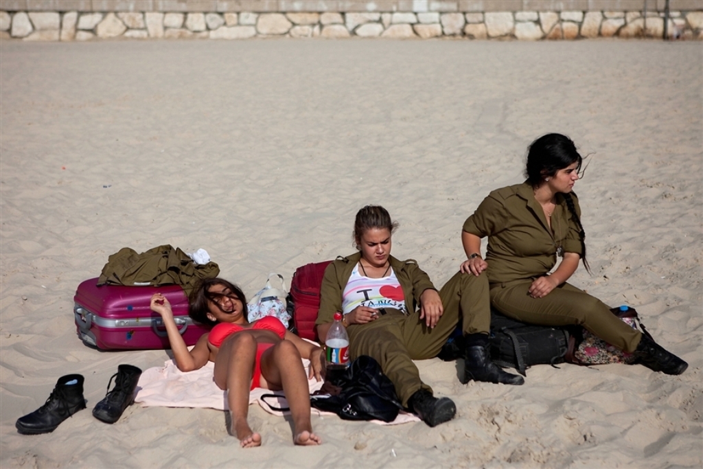 Warhistory Israeli Female Soldiers Ready For Leisure And War