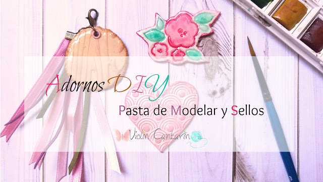 adornos DIY, tutorial, DIY, pasta de papel, cómo usar pasta de modelar, pasta de modelar, Distress, acuarela, charm, decoracion scrapbook, decoracion mini album, collar, llavero, colgante para bolso, decora tu agenda, colgante planner, regalos handmade, regalos originales, violín cantarín, violin cantarin