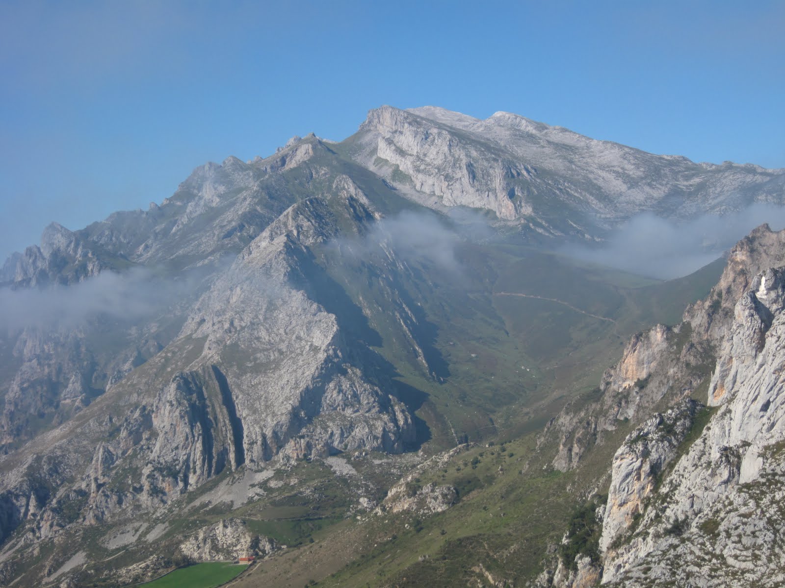 Recorriendo las montañas de Asturias Cueto Agero, Pico Peleas y Pico